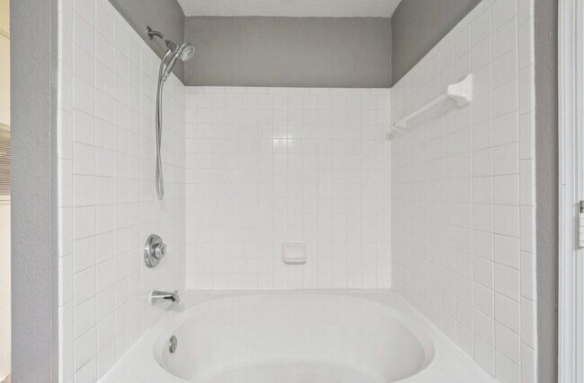 Building Photo - 13700 Richmond Park Dr N
