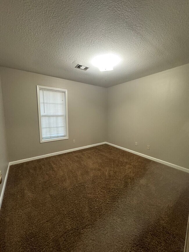 Building Photo - 3 Bed / 2 Bath Available Now