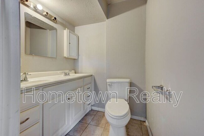 Building Photo - 2401 Piccadilly Cir