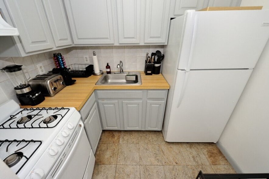 Building Photo - 356 W 37th St