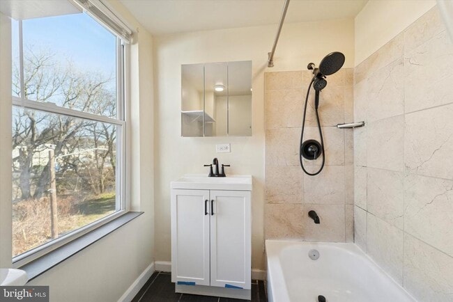 Building Photo - 1005 Tyler Ave