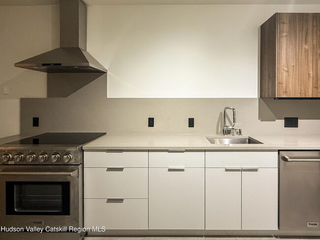 Building Photo - 438 Warren St