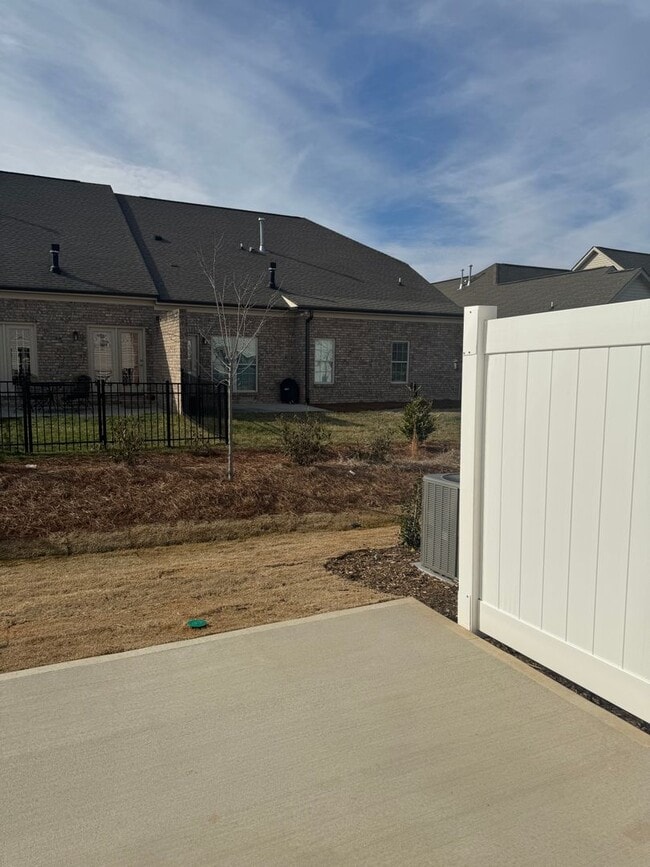 Building Photo - Stunning 3BR 2.5BA Townhome in Jamestown