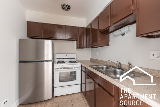 Primary Photo - 5917 N Kenmore Ave