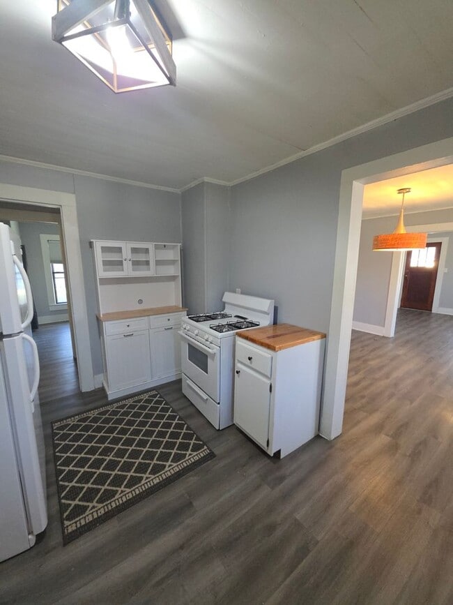 Building Photo - 418 E L St