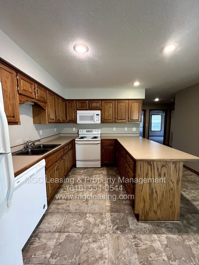 Building Photo - RANCH STYLE DUPLEX AVAILABLE NOW - SELF-TOUR!