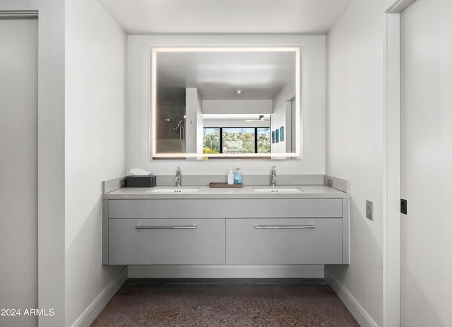 Building Photo - 15212 N Sandy Blf Rd