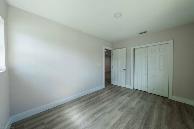 Building Photo - 1405 NW 7th Terrace