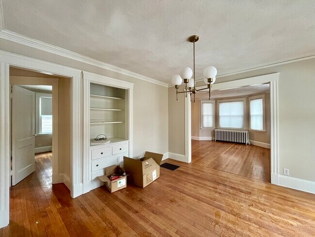 Building Photo - 14-16-16 Richardson Ave