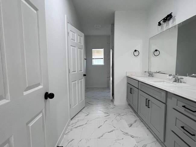 Building Photo - 9210 Martell St