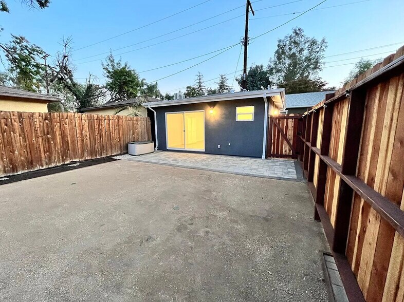 Building Photo - 5246 Canoga Ave