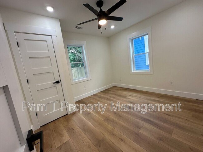 Building Photo - 618 E Waldburg St