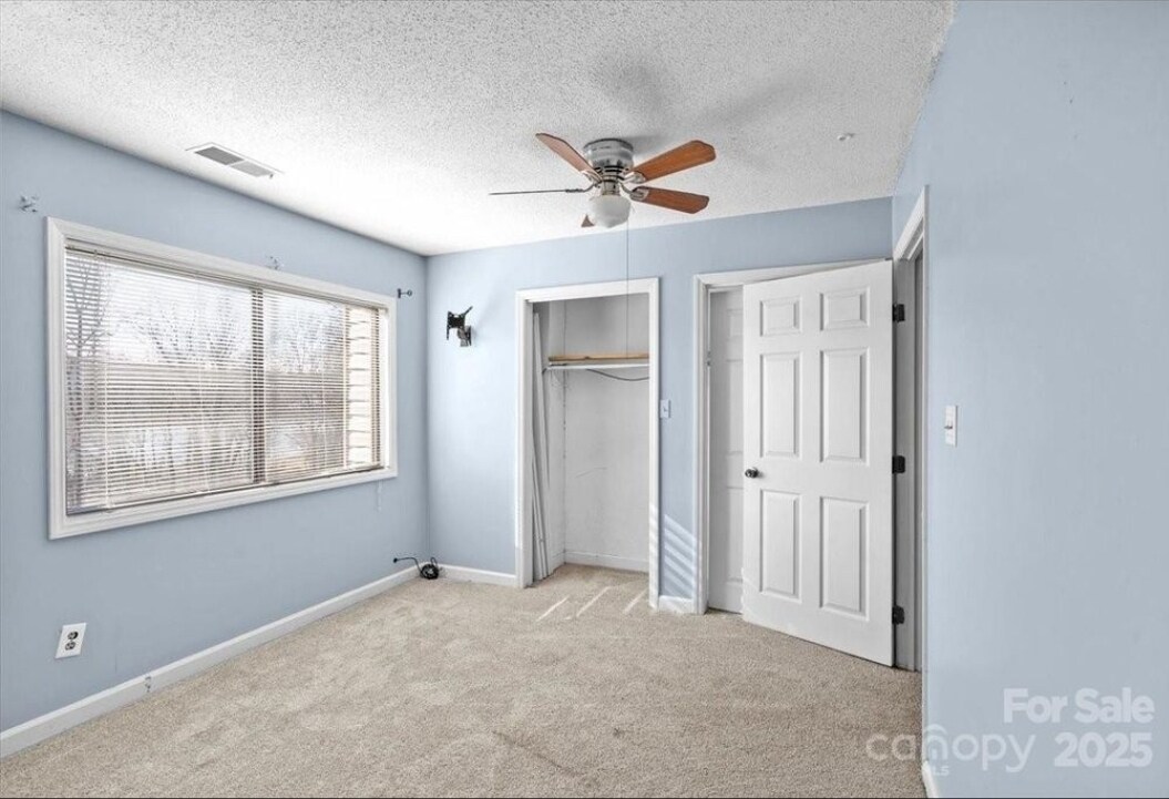 Building Photo - 5190 Corbin Ln