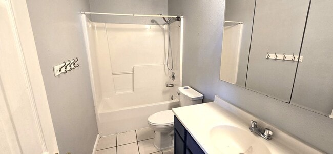 Building Photo - 5 Bedroom, 2 Bathroom Home For Rent In Wes...