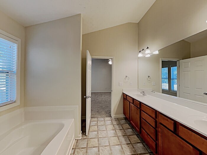 Building Photo - 2400 Village Green Dr