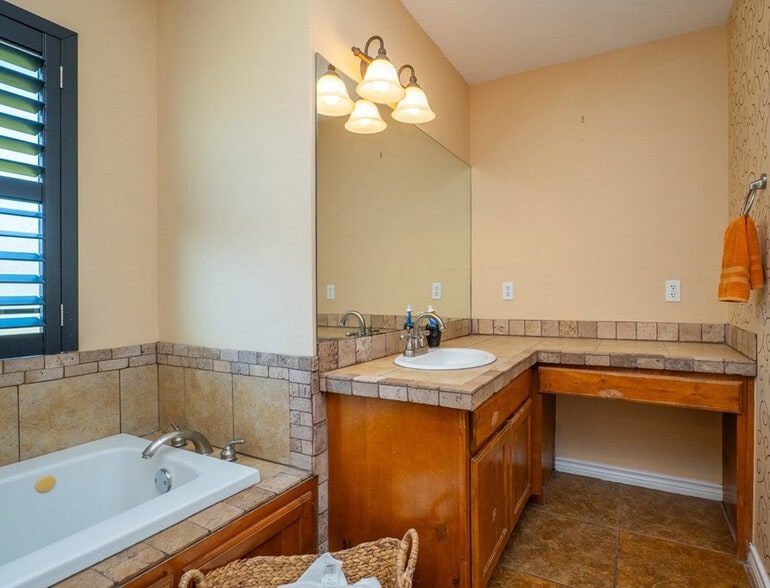 Building Photo - 6013 Stratford Ave