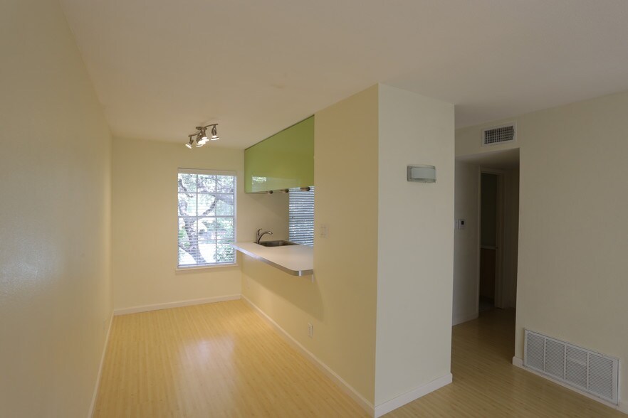 Living Room - 300 Crockett St