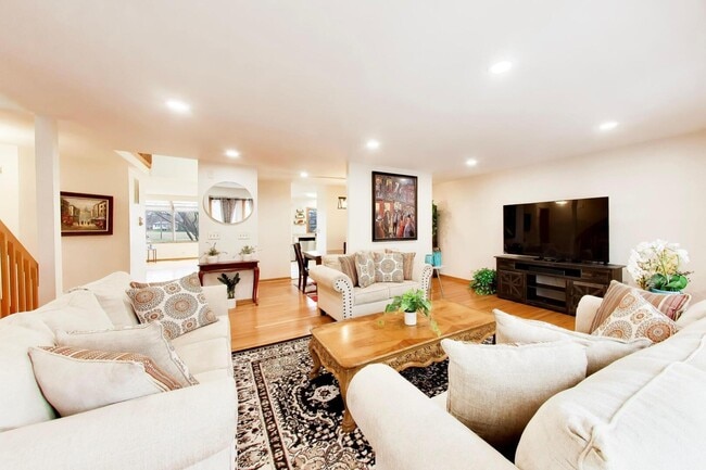 Building Photo - 943 W Essex Pl