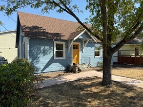 Building Photo - Cute two bedroom cottage in central Ashland Location | Available Now