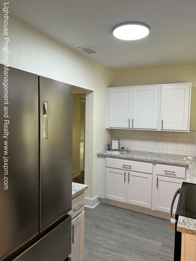 Building Photo - Beautiful 5 Bedroom Home With Modern Updates Throughout