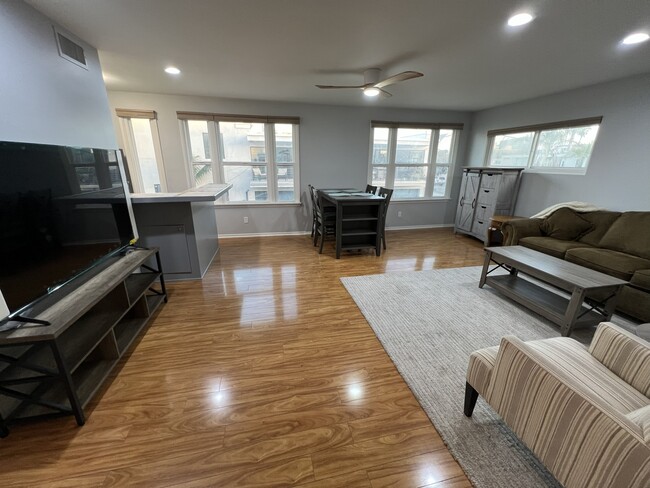 Building Photo - 6726 E Bay Shore Walk