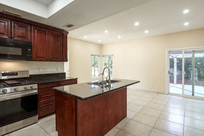 Building Photo - 3 bedrooms 2.5 bathrooms | Southwinds | Oxnard | Unfurnished