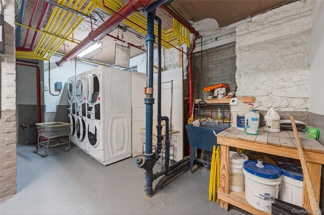 Building Photo - 407 West Dr