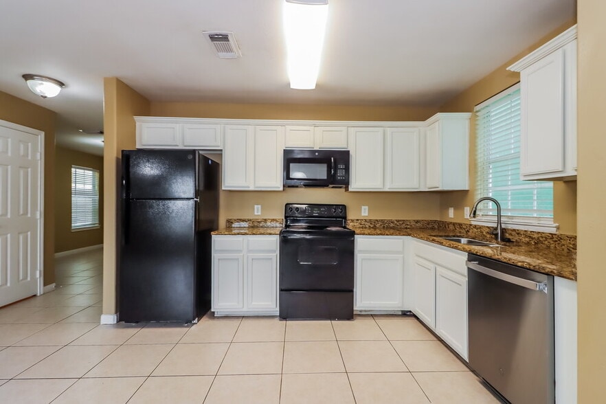 Building Photo - 4962 N Cancun Dr