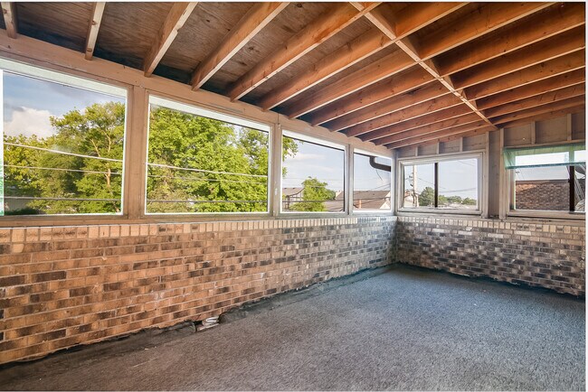 Enclosed Porch - 543 N Lake St