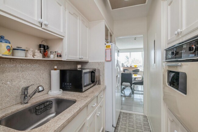 Building Photo - 4925 Collins Ave