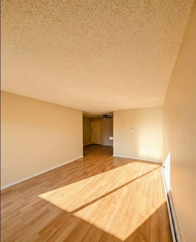 Building Photo - Golden