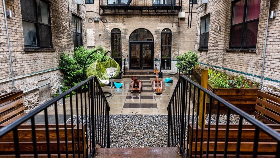 Building Photo - 16-25-25 Putnam Ave