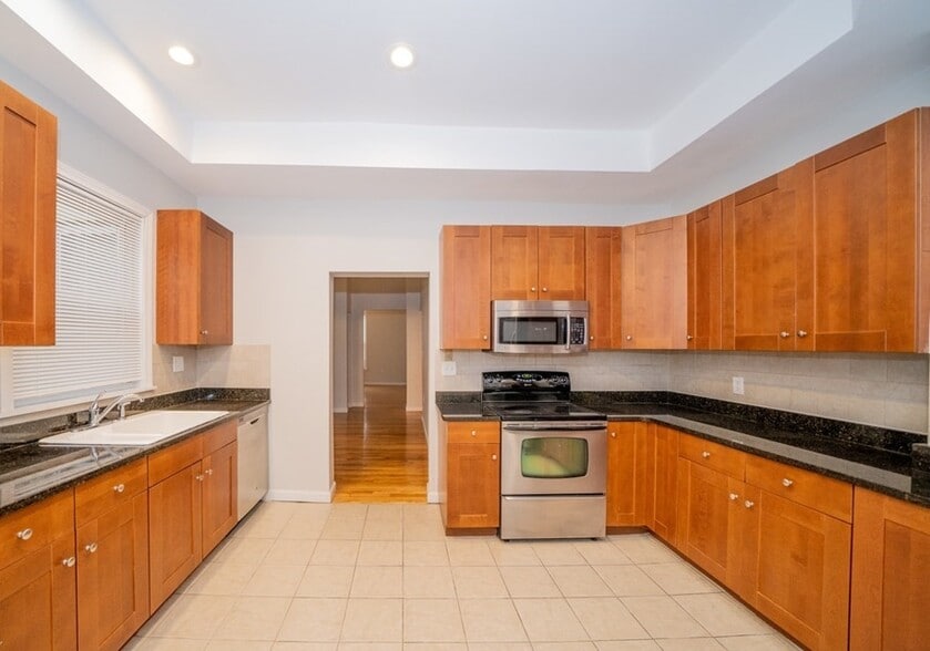 Primary Photo - 32 Channing St
