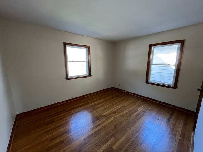 Building Photo - **3-BEDROOM HOUSE W/ 2-CAR GARAGE IN BEECH...