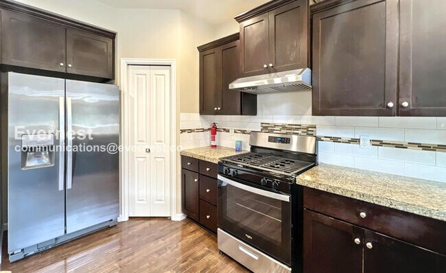 Building Photo - 5 Bed/3 Bath Home with Garage & Fenced Yar...