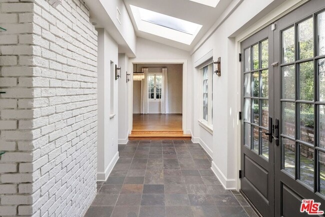 Building Photo - 627 Elm Dr