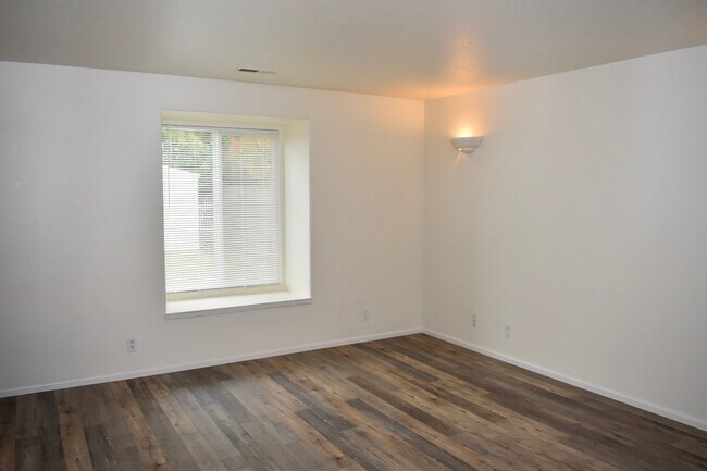 Building Photo - Great 3BD Ranch in Orchards- Gorgeous Laminate Floors Throughout!