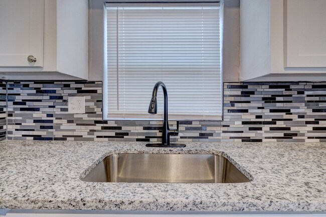 Building Photo - Stunning Remodeled 3-Bedroom Property