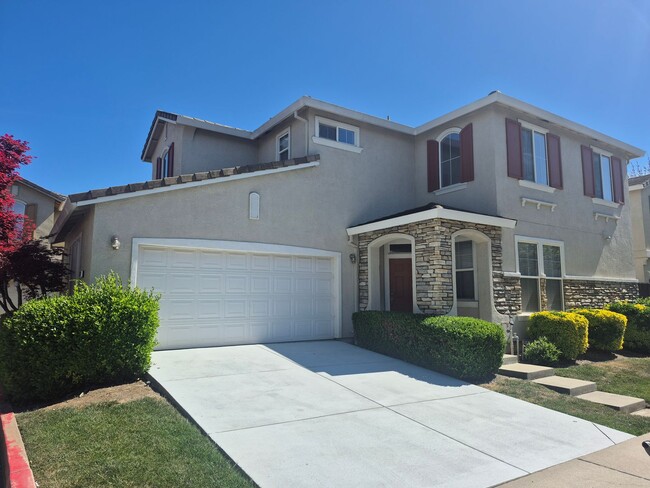 Building Photo - Adorable 3 bedroom 2.5 bath home with loft