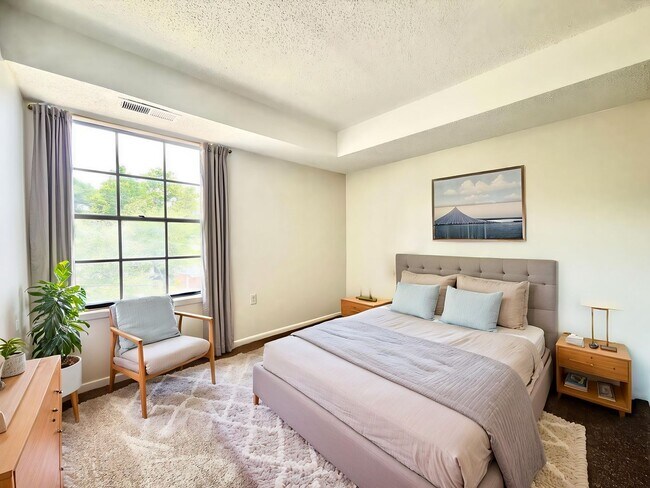 Building Photo - Bright & Spacious | 955 sqft 2BR/2BA Condo | Excellent Commuter Location!