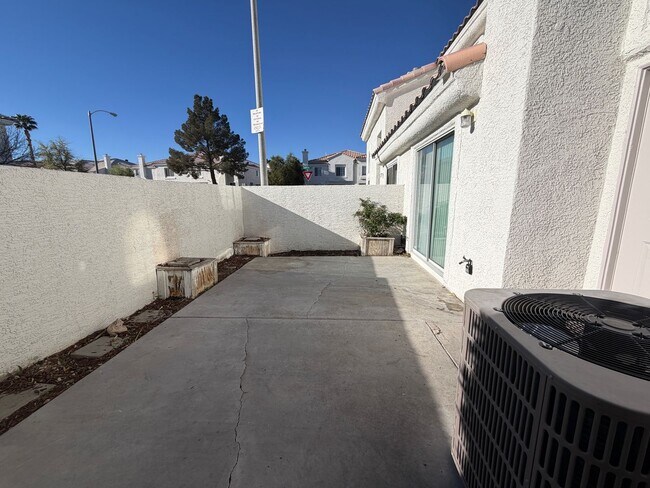 Building Photo - Gorgeous 3 bedroom Townhome ready for immediate move-in!