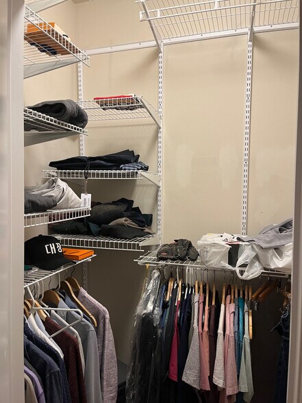 Building Photo - 1442 W Fullerton Ave