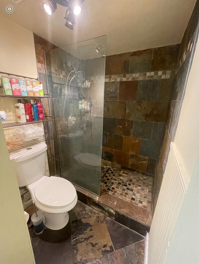 Building Photo - 118 Lake Emerald Dr