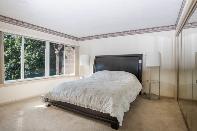 Building Photo - 804 Fairways Dr