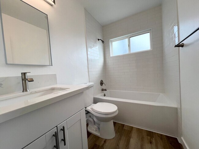 Building Photo - Bright 2 bed 1 bath in Pacific Beach