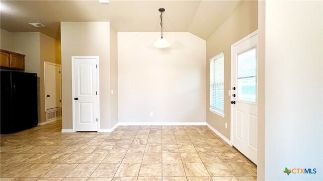 Building Photo - 405 Sladecek Dr
