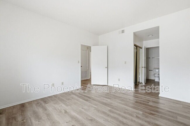 Building Photo - 930 N Mesa Dr