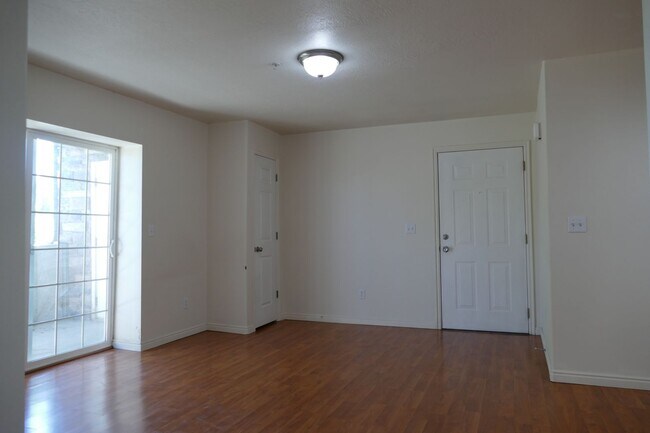 Building Photo - Beautiful Ground Floor 3-Bed 2-Bath Condo ...