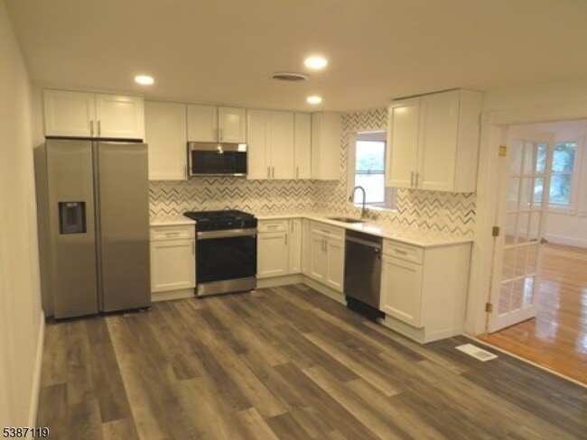 Building Photo - 84 Corabelle Ave