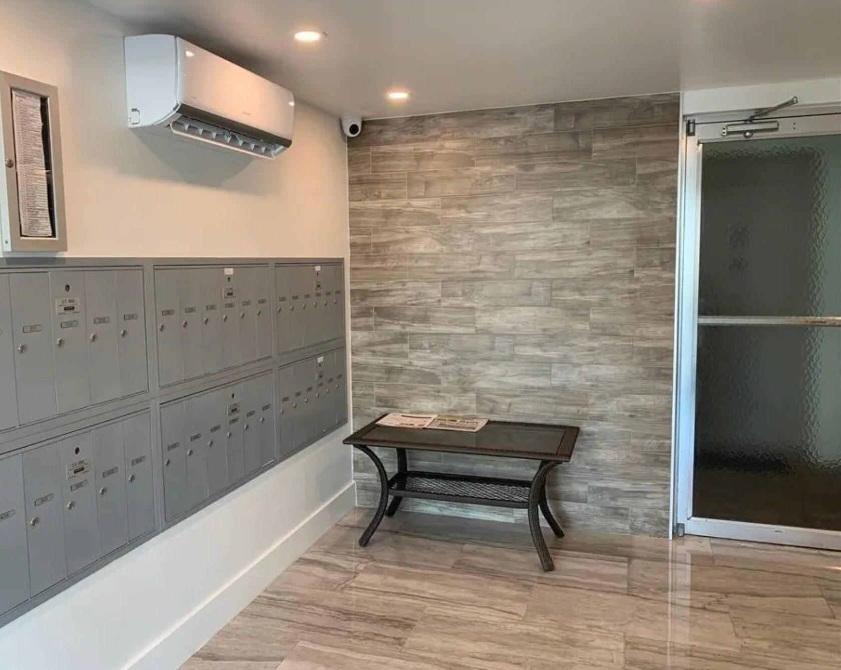 Lobby area - 3181 S Ocean Dr